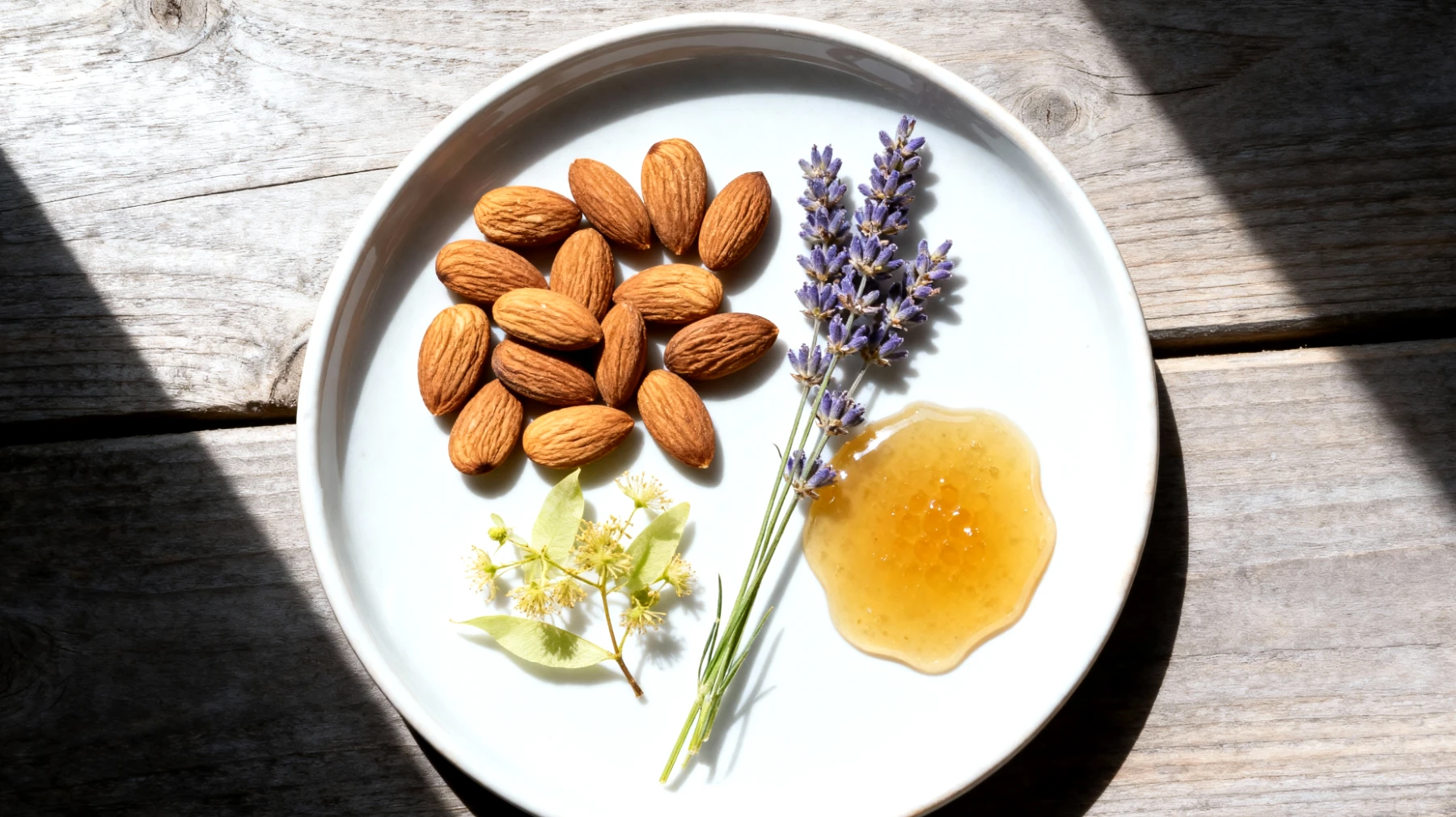 Mandorle attivate con fiori di lavanda e miele di tiglio"