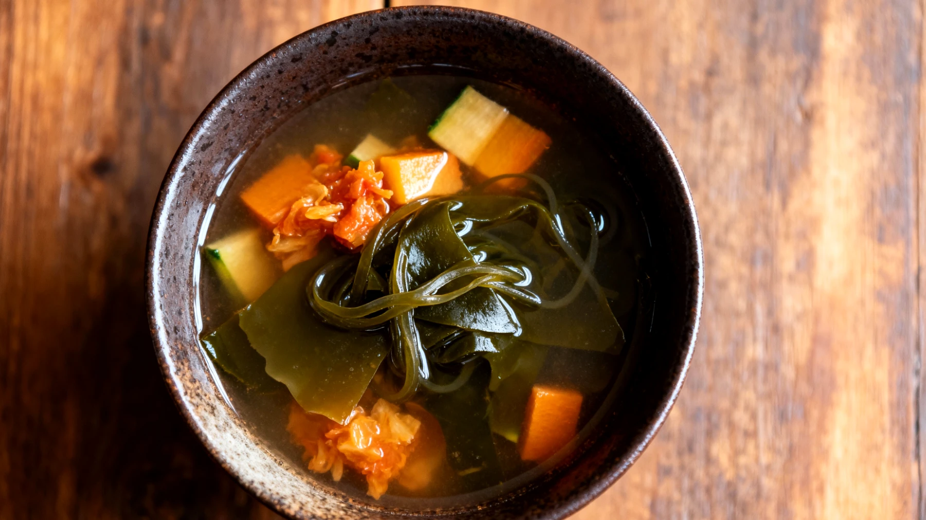 Miso-Suppe mit Wakame-Algen und fermentiertem Gemüse"